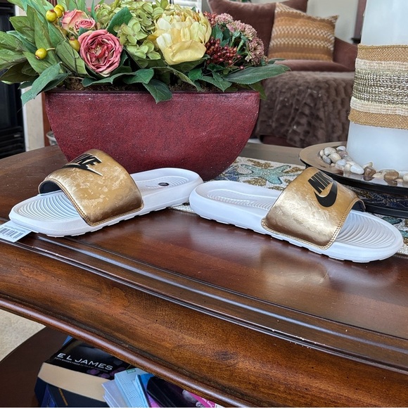 Brand New Nike Victori One Slides Metallic Gold w/ Black Comfort Sport Sandals - Picture 9 of 16